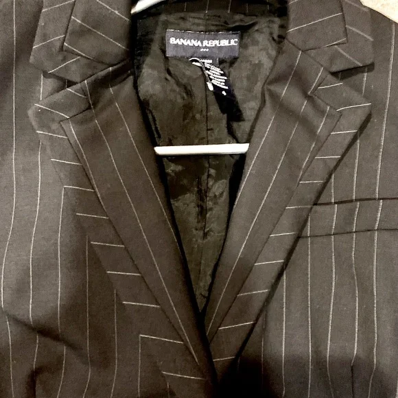 Vintage Pinstripe Banana Republic Womens blazer with unique lapel , size 4 - Picture 2 of 4
